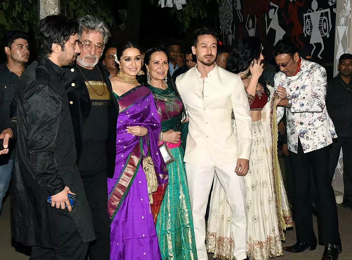 सिनेजीवन: जब ‘बिग बी’ की दिवाली पार्टी में कैमरे से हटकर बेटी कृष्णा की ड्रेस ठीक करने लगे जैकी श्रॉफ