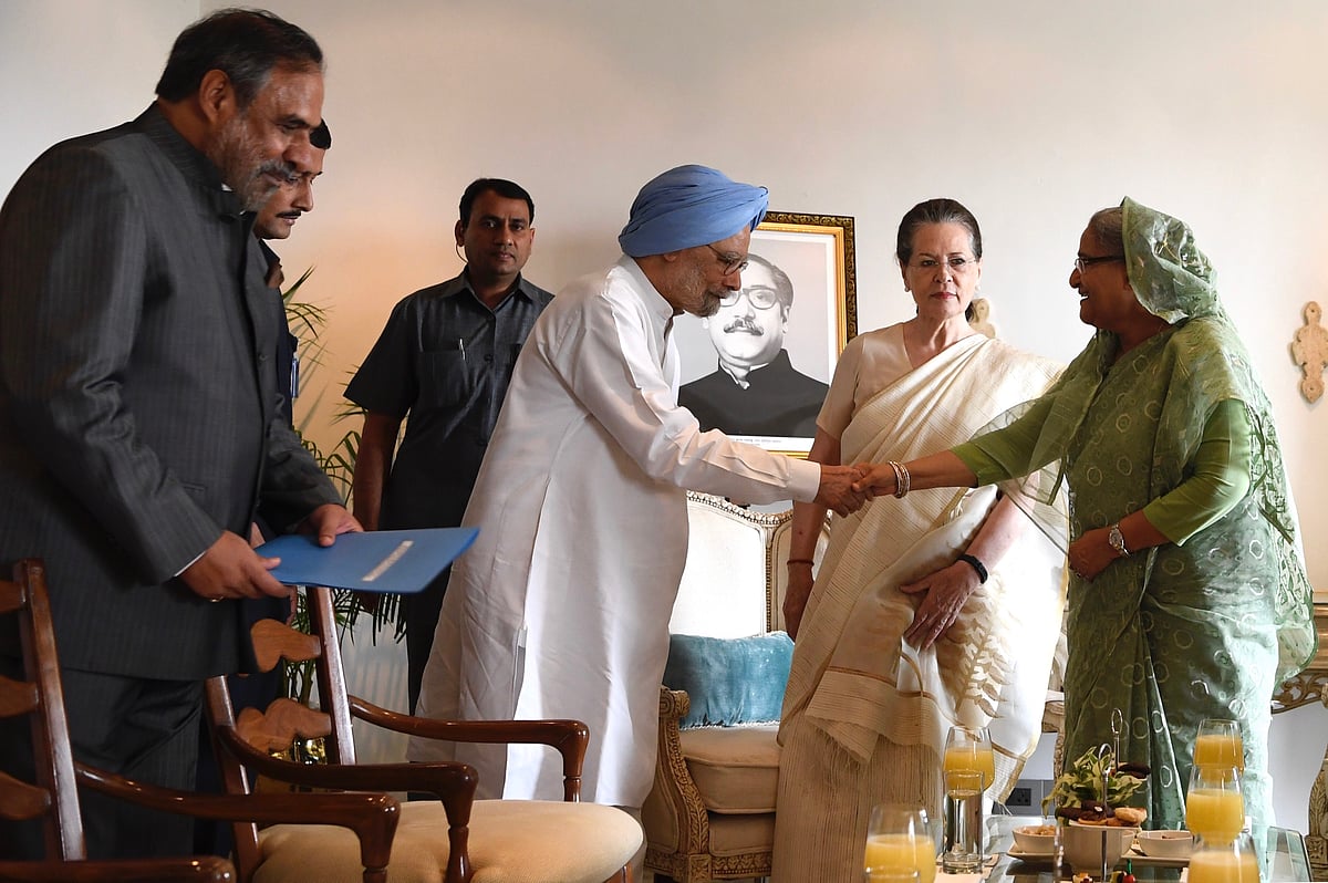 सोनिया गांधी ने स्वीकार किया बांग्लादेश आने का शेख हसीना का न्योता, गले मिलकर  भावुक हुईं प्रियंका