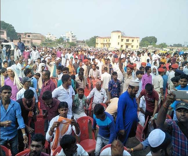 बिहार: तेजस्वी यादव की सभा में मची भगदड़, लोगों ने फेंकी कुर्सियां, पुलिस ने किया लाठी चार्ज