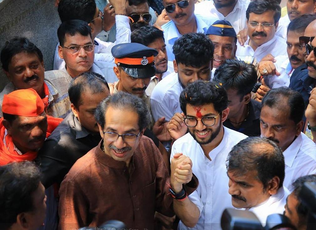 मुंबई: ठाकरे परिवार से पहली बार चुनाव लड़ने जा रहे आदित्य ने भरा पर्चा, भव्य रोड शो के जरिए किया शक्ति प्रदर्शन