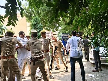 इलाहाबाद विश्वविद्यालयः छात्रसंघ की बहाली को लेकर छात्रों का हंगामा, पुलिस ने किया लाठीचार्ज, कई छात्र घायल