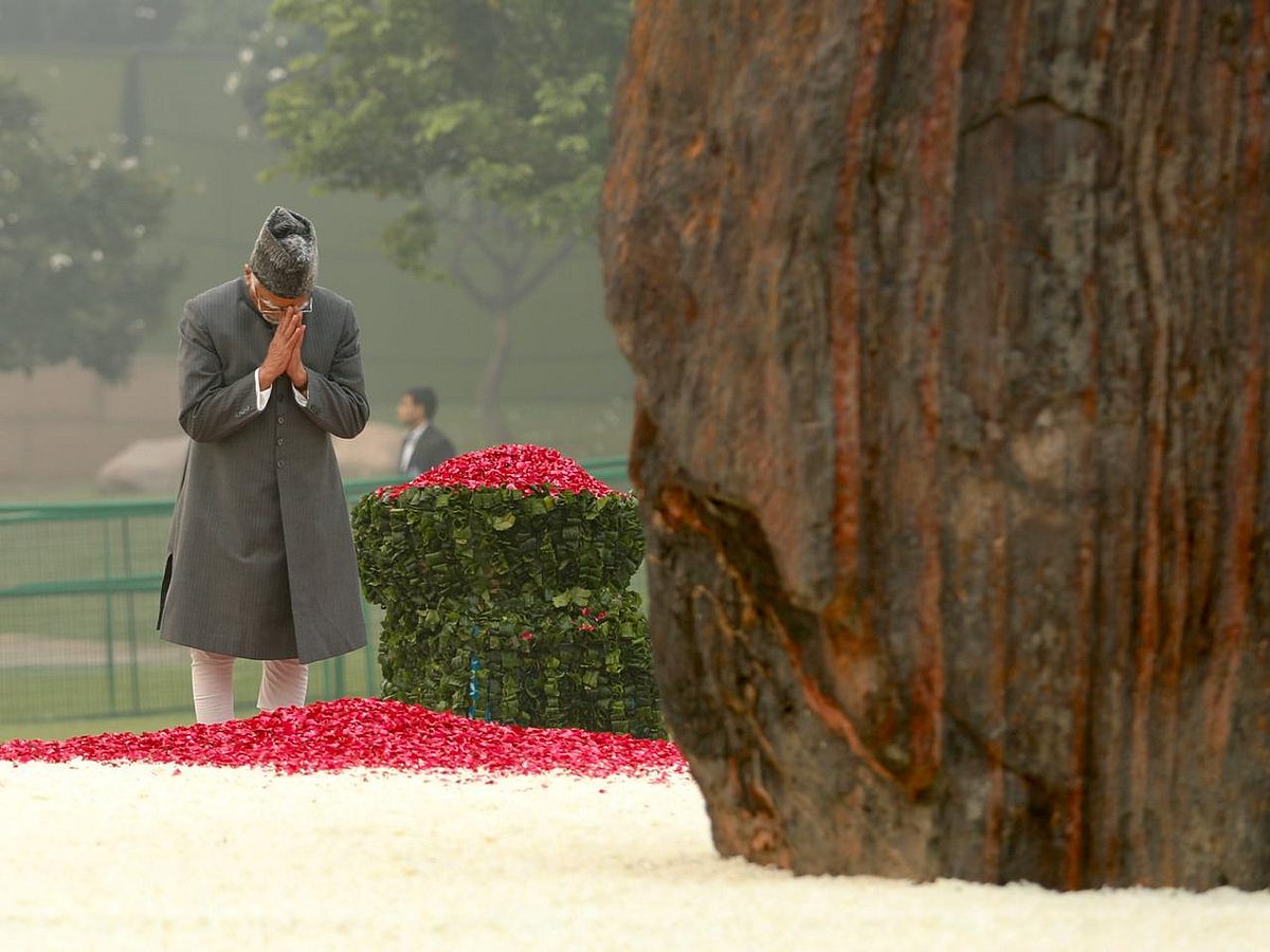 इंदिरा गांधी की पुण्यतिथि: सोनिया, मनमोहन ने दी श्रद्धांजलि, राहुल बोले- दादी के निडर फैसले करते हैं मार्गदर्शन