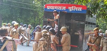 इलाहाबाद विश्वविद्यालयः छात्रसंघ की बहाली को लेकर छात्रों का हंगामा, पुलिस ने किया लाठीचार्ज, कई छात्र घायल