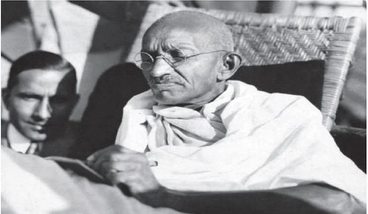 आधे सच के साथ गांधी का नाम लेकर संघ खत्म करना चाहता है गांधी के विचार