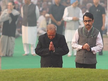 पंडित जवाहर लाल नेहरू की जयंती पर पीएम मोदी, सोनिया गांधी, राहुल गांधी समेत कई नेताओं ने दी श्रद्धांजलि