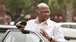 महाराष्ट्र: राजभवन पहुंचकर NCP ने सौंपी विधायकों की सूची, कहा- 51 विधायक हमारे साथ, अब क्या करेगी बीजेपी?