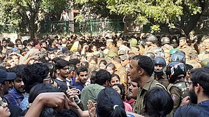 जेएनयू विवाद : चार सदस्यीय छात्र दल मांग-पत्र लेकर मानव संसाधन मंत्रालय पहुंचा