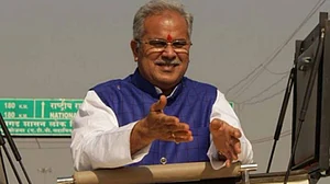 मोदी-शाह बताएं, गोडसे या गांधी के साथ, शुतुरमुर्ग बनने से नहीं चलेगा काम : बघेल