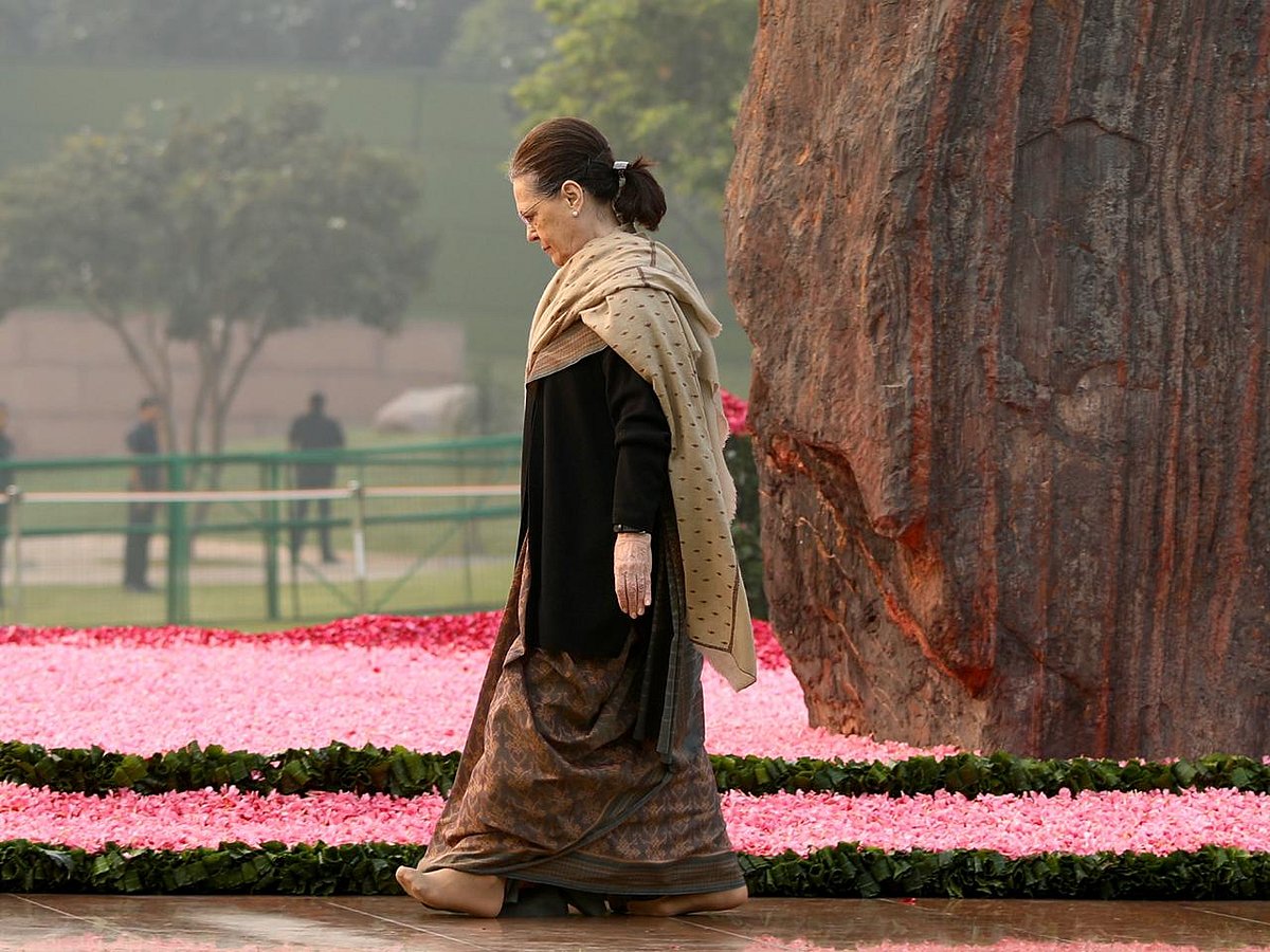 सोनिया ने इंदिरा गांधी को दी श्रद्धांजलि, राहुल बोले- सशक्त नेतृत्व और अद्भुत प्रबंधन क्षमता की धनी थीं दादी