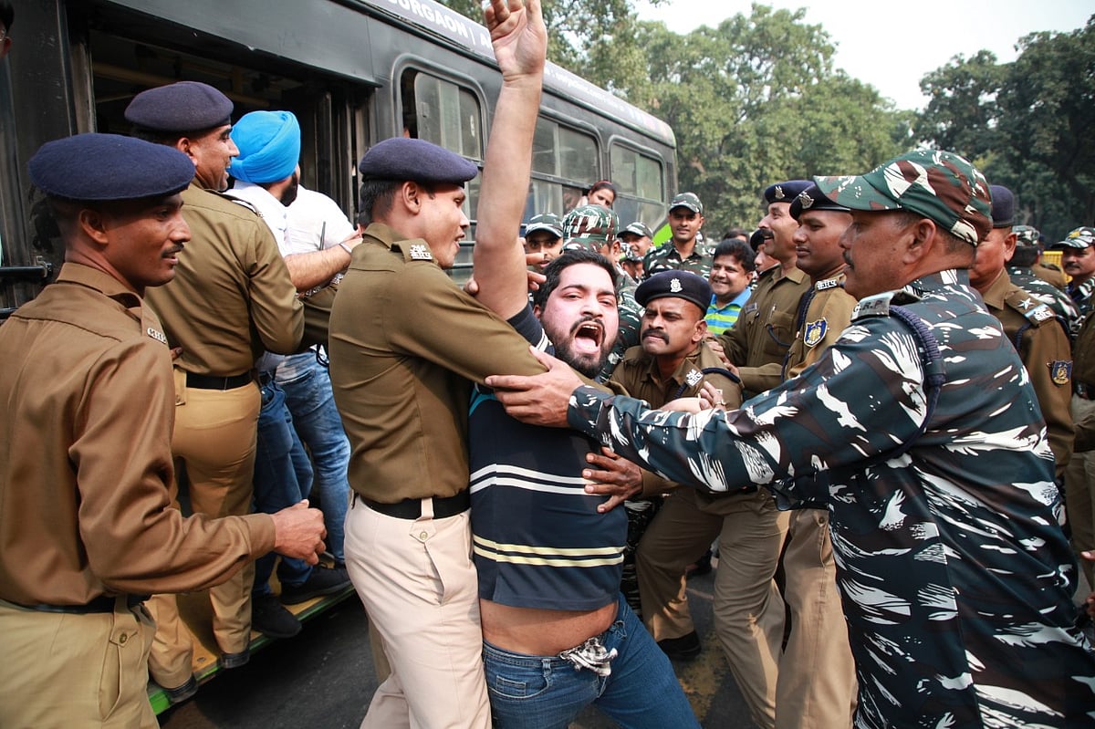 बड़ी खबर LIVE: सरकार के खिलाफ विपक्ष ने बाहें चढ़ाईं, संविधान दिवस पर राष्ट्रपति के अभिभाषण के बहिष्कार का ऐलान