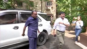 महाराष्ट्र में सियासी हलचल के बीच NCP प्रमुख शरद पवार से मिले शिवसेना नेता संजय राउत, अटकलें तेज