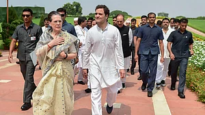आकार पटेल का लेख: गांधी परिवार की सुरक्षा कम करना मोदी सरकार का खतरनाक खेल