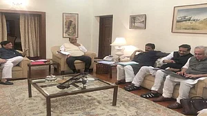 महाराष्ट्र पर कांग्रेस-एनसीपी की आज की बैठक खत्म, शिवसेना का दावा- दो से चार दिन में बन जाएगी सरकार