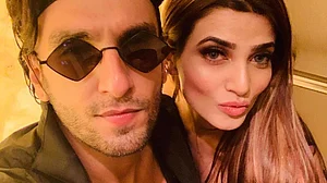 सिनेजीवन: रणवीर ने मेकअप आर्टिस्ट को कहा ‘भाभी’, मिला ऐसा रिएक्शन और संजीव कुमार के जीवन पर लिखी जाएगी किताब