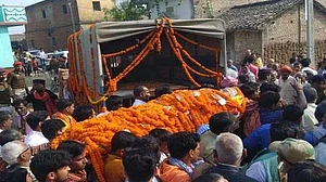 बिहार: महान गणितज्ञ वशिष्ठ नारायण पंचतत्व में विलीन, भतीजे ने दी मुखाग्नि, हजारों लोगों ने नम आंखों से दी विदाई