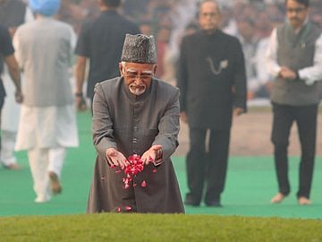 पंडित जवाहर लाल नेहरू की जयंती पर पीएम मोदी, सोनिया गांधी, राहुल गांधी समेत कई नेताओं ने दी श्रद्धांजलि