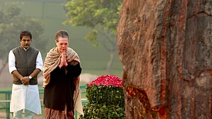 सोनिया ने इंदिरा गांधी को दी श्रद्धांजलि, राहुल बोले- सशक्त नेतृत्व और अद्भुत प्रबंधन क्षमता की धनी थीं दादी