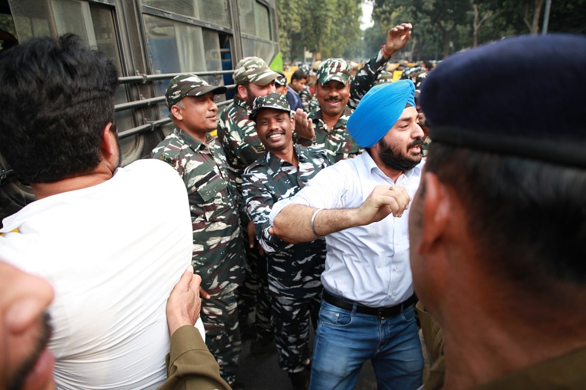 बड़ी खबर LIVE: सरकार के खिलाफ विपक्ष ने बाहें चढ़ाईं, संविधान दिवस पर राष्ट्रपति के अभिभाषण के बहिष्कार का ऐलान