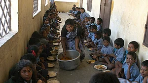 बीजेपी के ईमानदारी के दावे खोखले: मोदी सरकार ने माना मिडडे मील योजना के भ्रष्टाचार में यूपी है नंबर वन