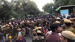 जब खुद ही जाम में फंस गई दिल्ली पुलिस, तो जनता को कैसे निकालेगी इस परेशानी से ?