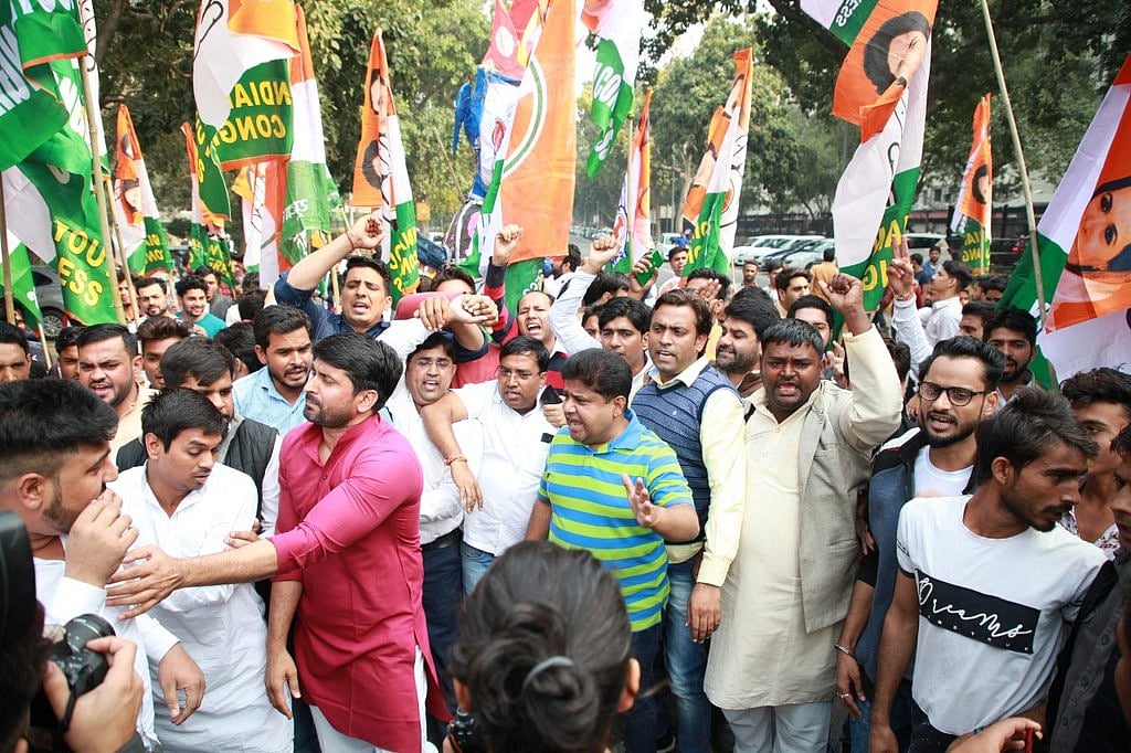 बड़ी खबर LIVE: सरकार के खिलाफ विपक्ष ने बाहें चढ़ाईं, संविधान दिवस पर राष्ट्रपति के अभिभाषण के बहिष्कार का ऐलान