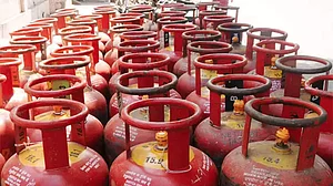 महंगाई की मार झेल रही जनता को बड़ा झटका, लगातार तीसरे महीने LPG सिलेंडर के दाम बढ़े, जानें नई कीमत