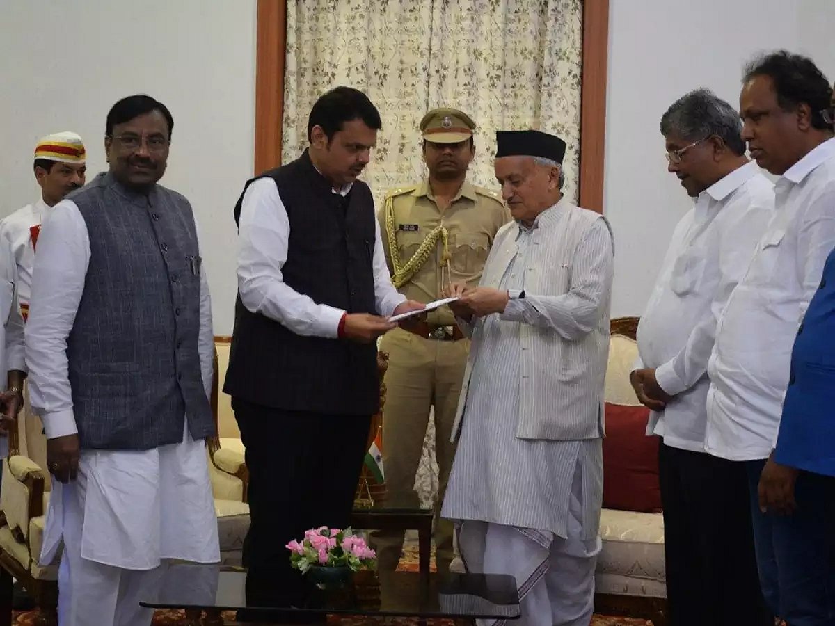 महाराष्ट्र में सरकार सस्पेंस कायम, इस्तीफा देने के बाद शिवसेना पर बरसे देवेंद्र फडणवीस