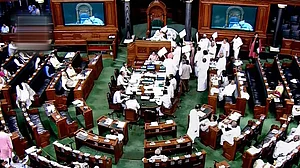 आगामी संसद सत्र में पहली बार मोदी सरकार प्रचंड बहुमत के बावजूद भारी मनोवैज्ञानिक दबाव में नजर आएगी, जानें वजह