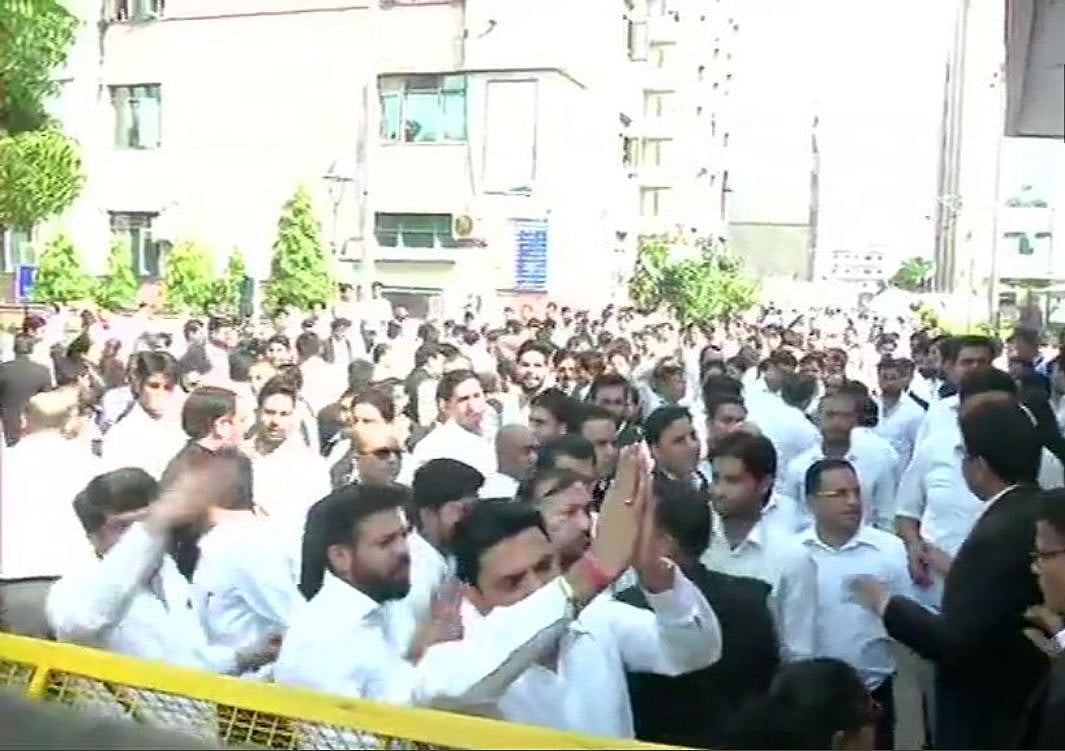 दिल्ली पुलिस के बाद  अब वकीलों का प्रदर्शन, वकील ने की आत्मदाह की कोशिश, कोर्ट में कामकाज ठप