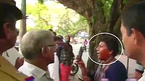 सबरीमला मंदिर में प्रवेश करने वाली महिला पर फेंका गया मिर्च पाउडर, तृप्ति देसाई ने की मंदिर में प्रवेश की तैयारी