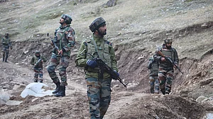 पाकिस्तानी सैनिकों ने एलओसी पार कर किया हमला, एक भारतीय जवान शहीद