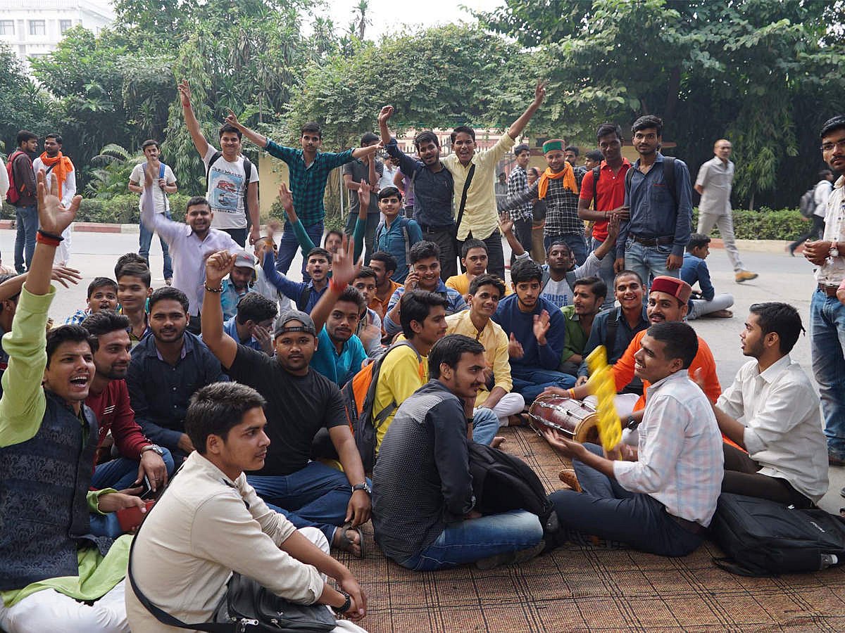 BHU में मुस्लिम प्रोफेसर की नियुक्ति पर छात्रों का विरोध प्रदर्शन, विश्वविद्यालय ने दी सफाई