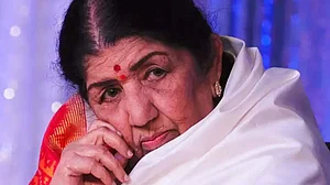 लता मंगेशकर की तबीयत में लगातार सुधार, लेकिन सोशल मीडिया पर उड़ी निधन की अफवाह, लोगों ने दी श्रद्धांजलि