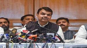 पवार के आगे बेबस हुई बीजेपी, फ्लोर टेस्ट से पहले फडणवीस ने किया इस्तीफे का ऐलान