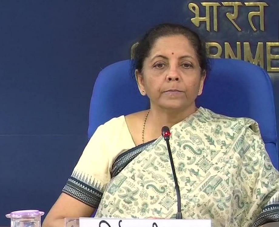 अर्थ जगत की 5 बड़ी खबरें: आम लोगों को बड़ा झटका, महंगा होगा मोबाइल फोन, तेल पर तीन रुपये बढ़ी एक्साइज ड्यूटी