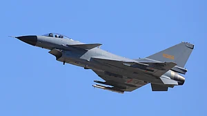 दुनिया की 5 बड़ी खबरें: पाक के हवाई क्षेत्र में घुसा अमेरिकी सैन्य विमान और भारत के इस फैसले पर तिलमिलाया पाकिस्तान