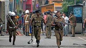 श्रीलंका में राष्ट्रपति चुनाव के बीच बंदूकधारियों ने मतदाताओं से भरी दो बसों पर की गोलीबारी