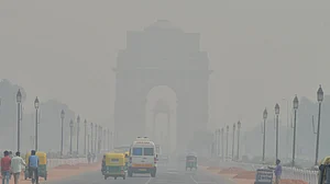 दिल्ली: वायु गुणवत्ता बेहद खतरनाक स्तर पर, धुंध के चलते दर्जनों विमान डायवर्ट, नोएडा में 5 नवंबर तक स्कूल बंद