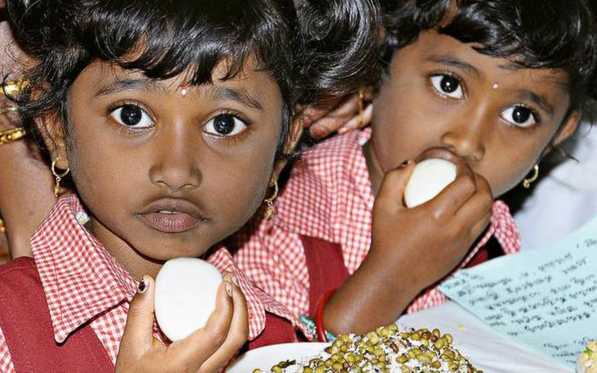 नवजीवन बुलेटिन: MP में स्कूली बच्चों को हफ्ते में 3 दिन मिलेंगे अंडे और पहले डे-नाईट मैच को लेकर ये बोले कोहली