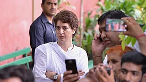 प्रियंका गांधी का अमेठी डीएम पर निशाना, ‘शर्मनाक व्यवहार आए दिन होता है’, हुआ तबादला