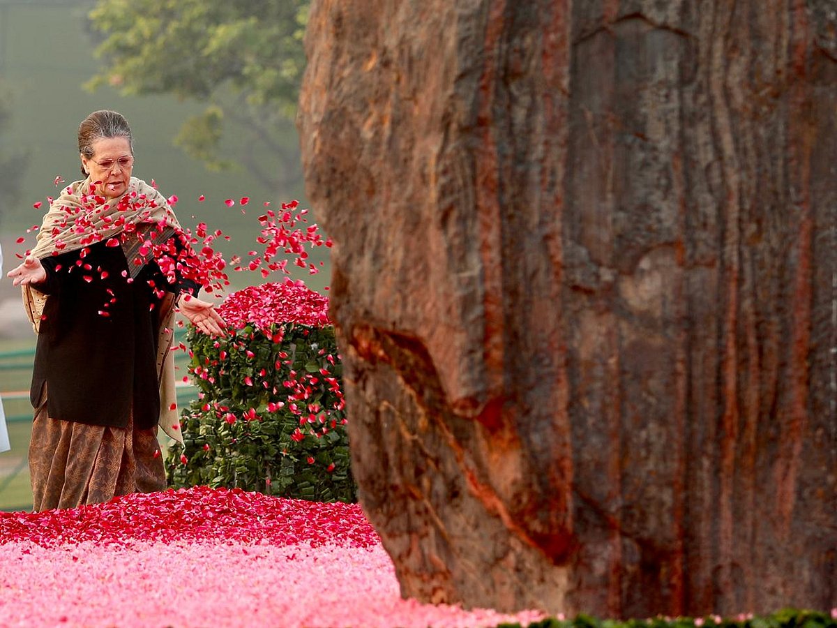 सोनिया ने इंदिरा गांधी को दी श्रद्धांजलि, राहुल बोले- सशक्त नेतृत्व और अद्भुत प्रबंधन क्षमता की धनी थीं दादी