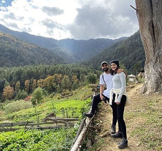 विराट कोहली ने अनुष्का संग भूटान में मनाया जन्मदिन और बांग्लादेश के खिलाफ टेस्ट मैच में कमेंट्री करते दिखेंगे धोनी