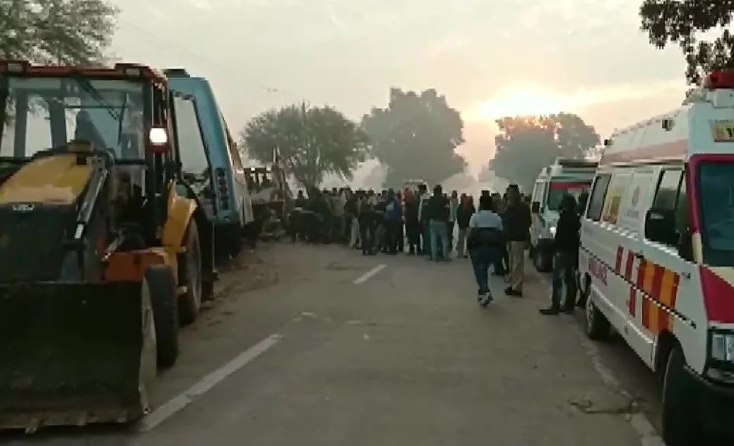 मध्य प्रदेश: रीवा में ट्रक और बस की भीषण टक्कर में 15 लोगों की मौत, कई घायल
