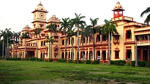 बीएचयू में बवाल: फिरोज खान को समर्थन करने वाले दलित प्रोफेसर पर हमला, छात्रों पर मारपीट का लगा आरोप