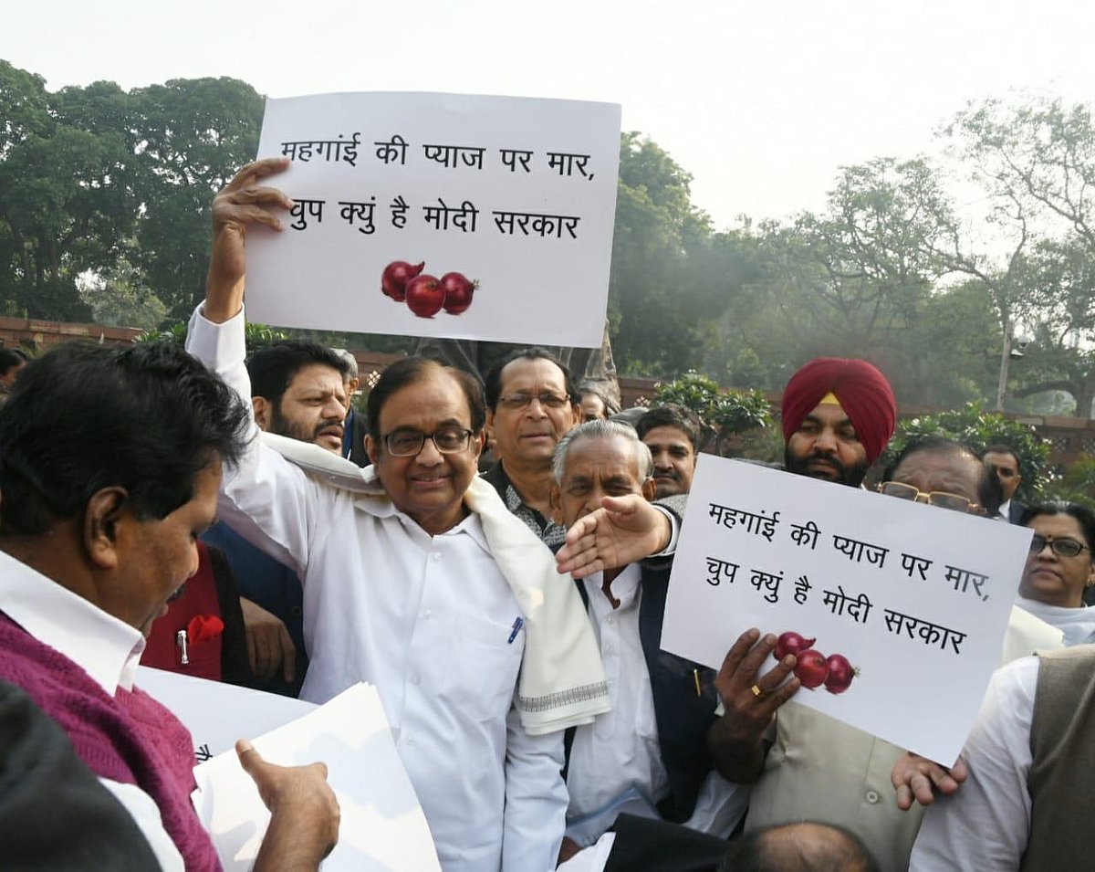 ‘यह प्याज हमें किस मोड़ पे ले आया, दिल करे हाय, कोई तो बताए क्या होगा...’