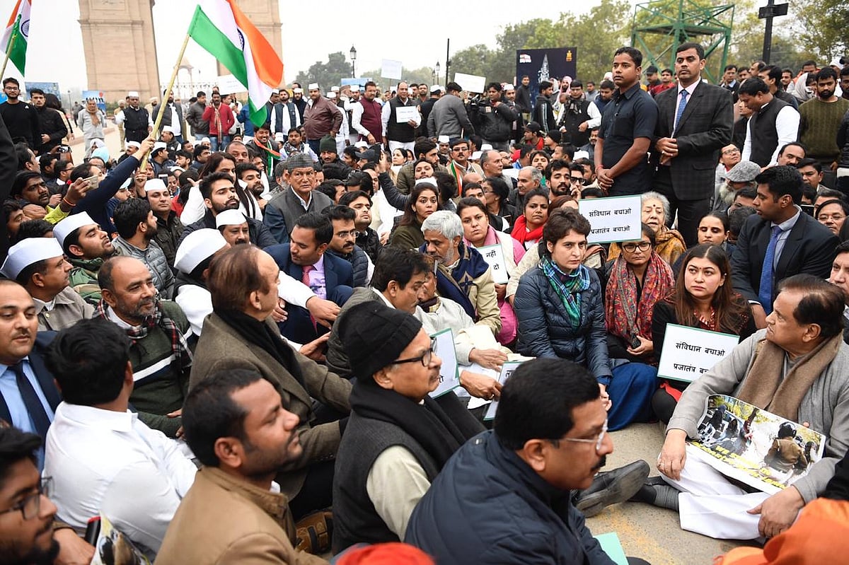 छात्रों पर बर्बरता के खिलाफ प्रियंका गांधी का धरना, इंडिया गेट से बोलीं- ये देश की आत्मा पर हमला