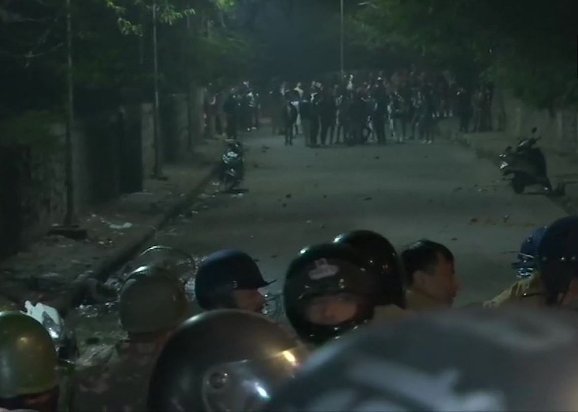CAB के खिलाफ दिल्ली में हिंसक प्रदर्शन, पुलिस ने जामिया कैंपस में  बरसाए आंसू गैस के गोले, कई गिरफ्तार