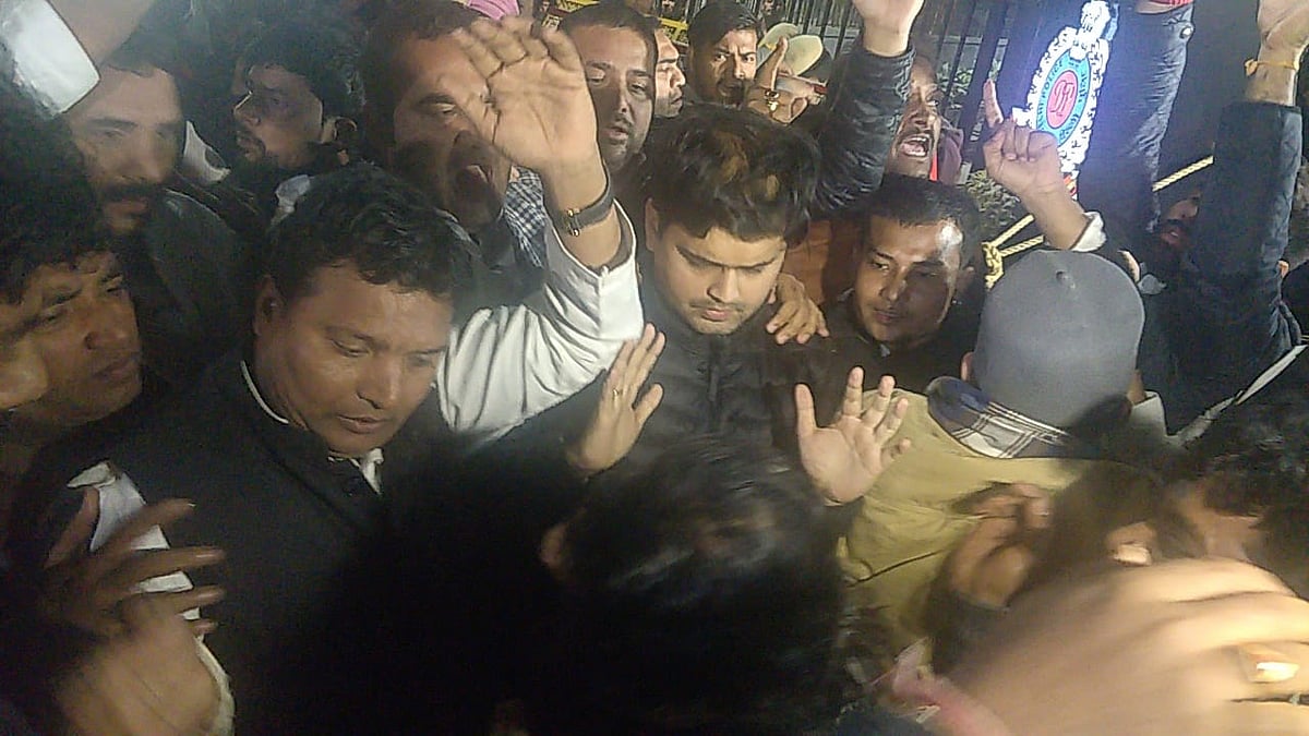 जामिया के बाद अलीगढ़ में लाठीचार्ज, दिल्ली पुलिस HQ पर प्रदर्शन, विपक्ष ने केंद्र को जिम्मेदार ठहराया