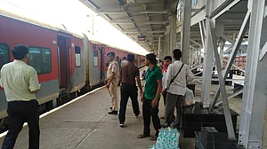 अर्थ जगत की 5 बड़ी खबरें: इन चार स्टेशनों से ट्रेन पर चढ़ने-उतरने के लिए देने होंगे पैसे, 899 रुपये में करें हवाई यात्रा