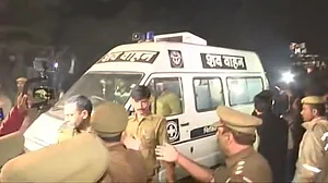 बड़ी खबर LIVE: उन्नाव पहुंचा गैंगरेप पीड़िता का शव, दिल्ली के सफदरजंग अस्पताल में हुई थी मौत